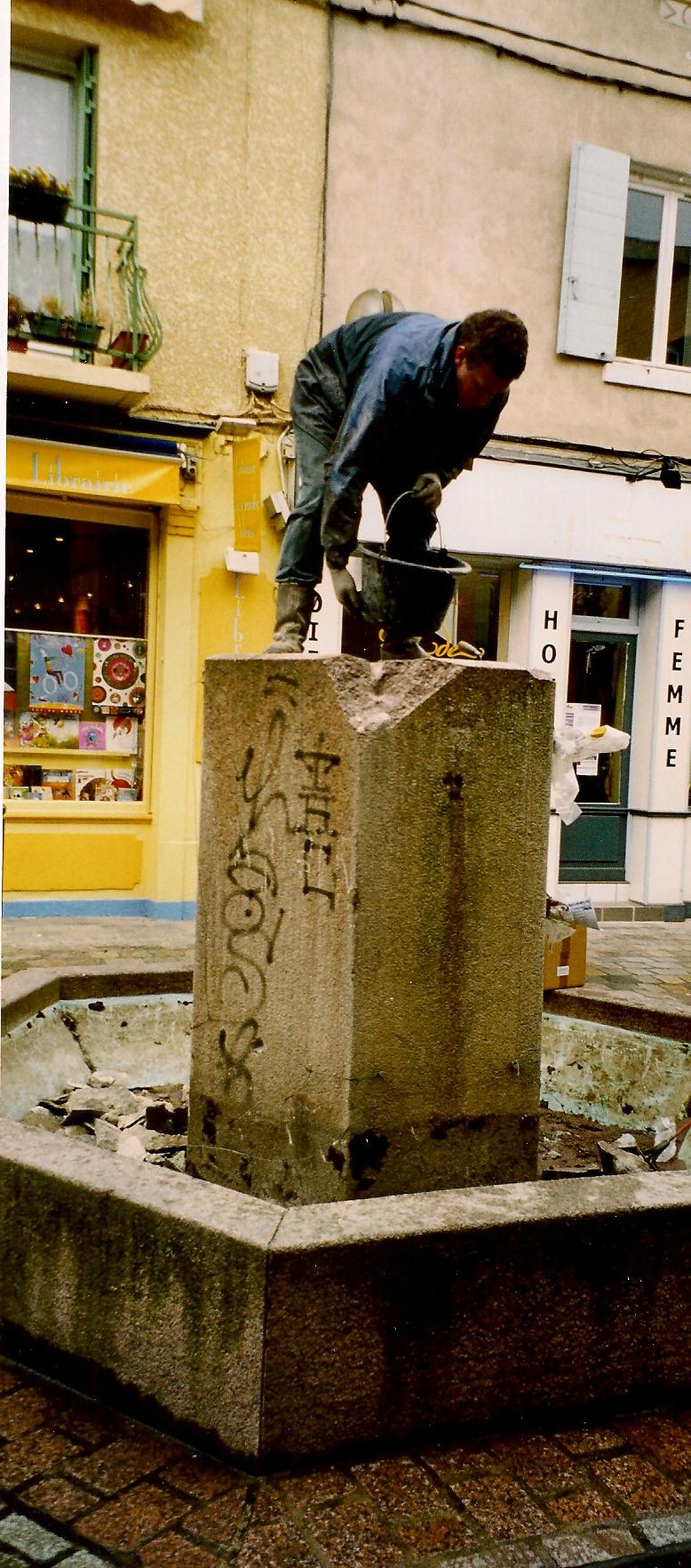 Démolition d’une fontaine en granit  rose à Fontaine sur Saône (69)