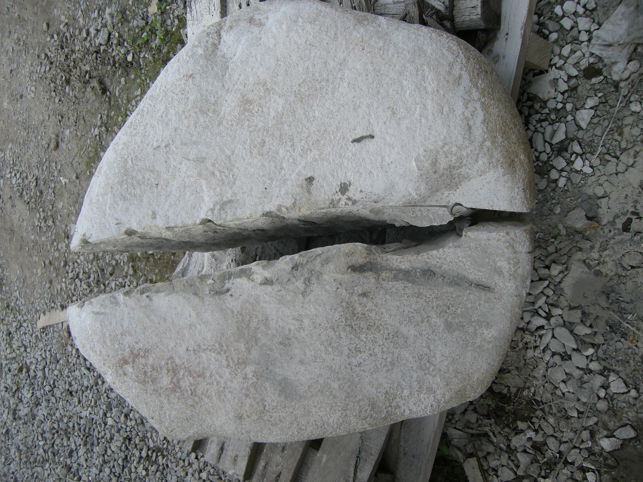 Découpe par moitié d’une boule granit  jaune de 1 500 kg